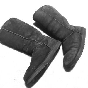 Women’s Black Classic Uggs 8